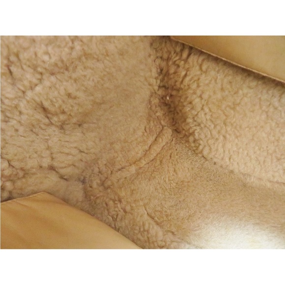 CHANEL Beige Shearling Tote - Picture 10 of 16